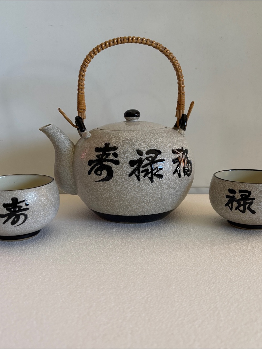 JAPANESE TEA/Sake POT  & Tea Cups Set White & Black W/Rattan Handle
